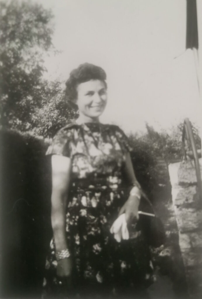 Altes  Schwarz-Weiß Foto einer Frau, unbearbeitet