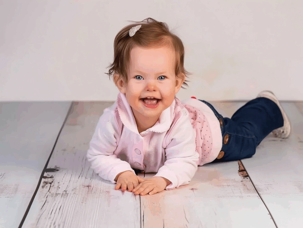 Baby auf Holzboden